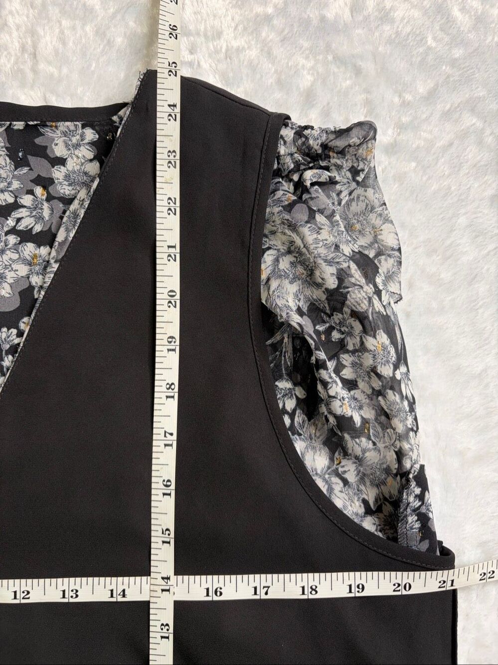 White House Black Market Womens Black Floral V-Neck Flutter Sleeve Top Sz Large - Picture 5 of 5